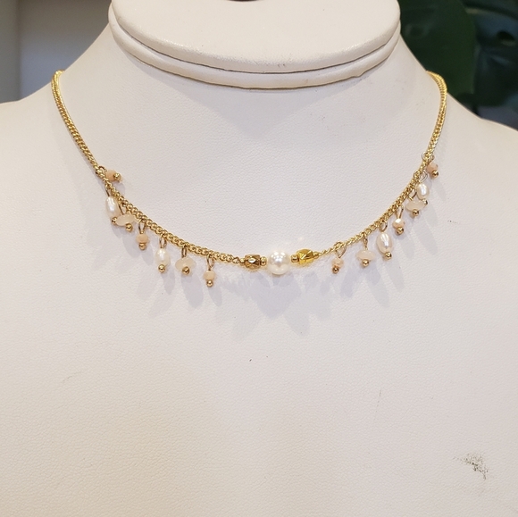 Elegant Gold and Pearl Necklace - Picture 2 of 6